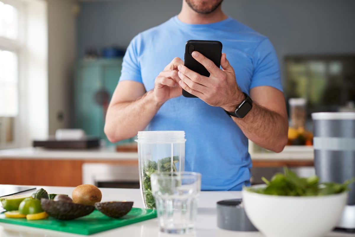 Daily Calorie Turnover , weight loss, man, smart phone, kitchen, vegetables