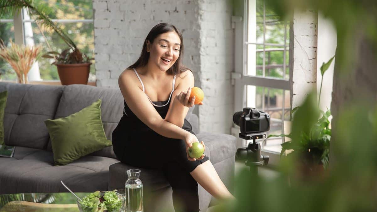 woman, sitting, eating, apple, calories, diet